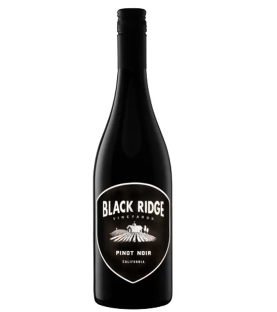 ブラック・リッジ ピノ・ノワール（ITEM#578372）。真っ黒なガラス瓶に、黒地に白文字の商品名が印刷されたシンプルでシックなラベルデザイン。まろやかで飲みやすいアメリカ産赤ワイン。